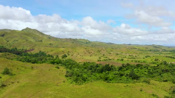 Beautiful landscape on the island of Luzon, aerial view. Green hills and mountains. — Stockvideo