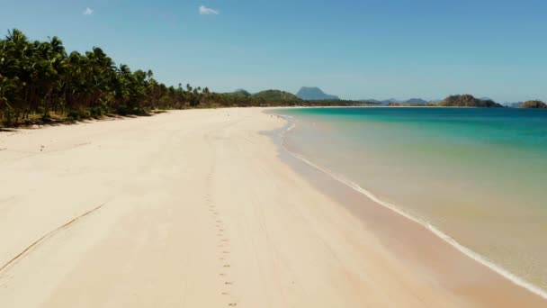 Praia tropical com areia branca, vista de cima. — Vídeo de Stock