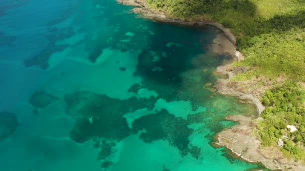 Tropikalna wyspa z błękitną laguną — Wideo stockowe