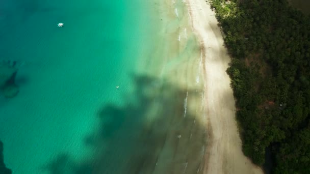 Tropisk strand med vit sand, utsikt ovanifrån. — Stockvideo