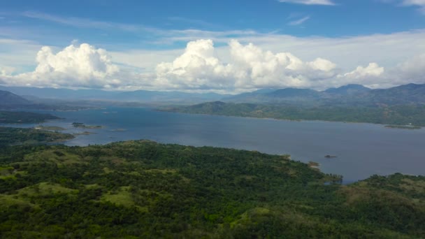 Озеро среди зеленых холмов и гор. Пантабанганское озеро. — стоковое видео