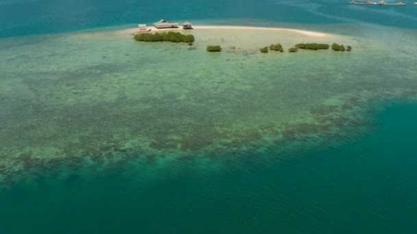 Tropikalna wyspa z piaszczystą plażą. Palawan, Filipiny — Wideo stockowe