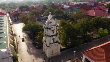 Vigan City 'deki Aziz Paul Katedrali, Filipinler. Vigan Katedralleri İspanyol Sömürge Çan Kulesi.