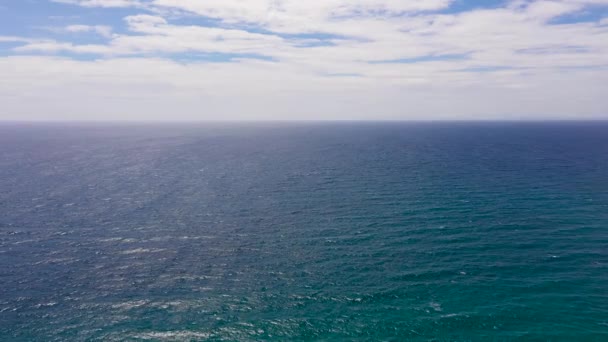 Морской пейзаж, вид с воздуха. Синее море и небо с облаками. — стоковое видео
