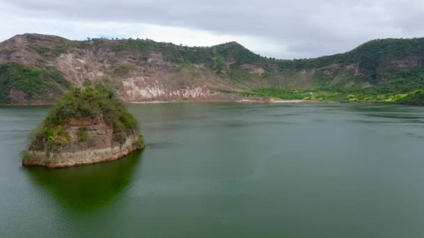 Cratere del lago al vulcano Taal. Filippine. — Video Stock