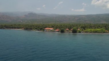 Tropikal plajlı deniz manzarası
