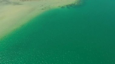 Mavi deniz ve mercan resifli tropikal manzara