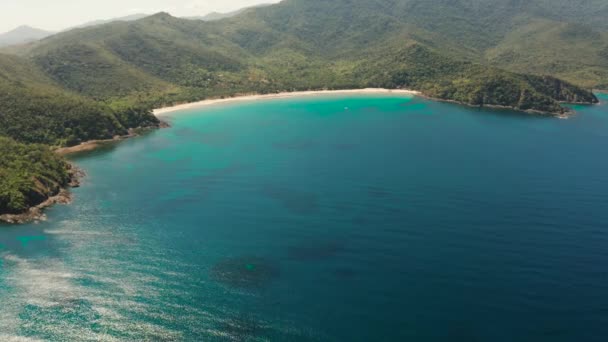 Ilha tropical com lagoa azul — Vídeo de Stock