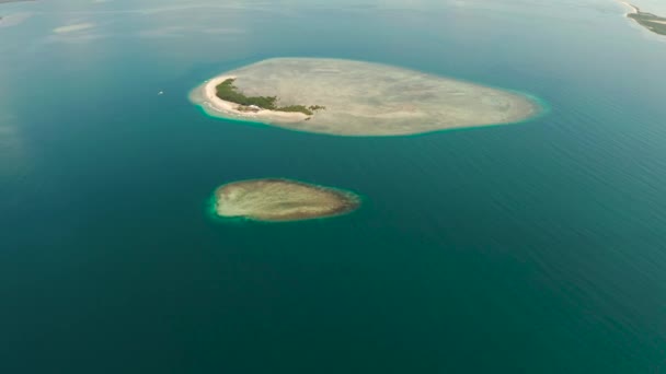 Île tropicale avec plage de sable fin. Palawan, Philippines — Video