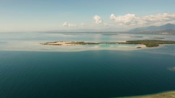 Bay met tropische eilanden en koraalrif.. Palawan, Filipijnen — Stockvideo