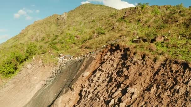 Rete di protezione contro le cadute di roccia, rete metallica di sicurezza in montagna — Video Stock