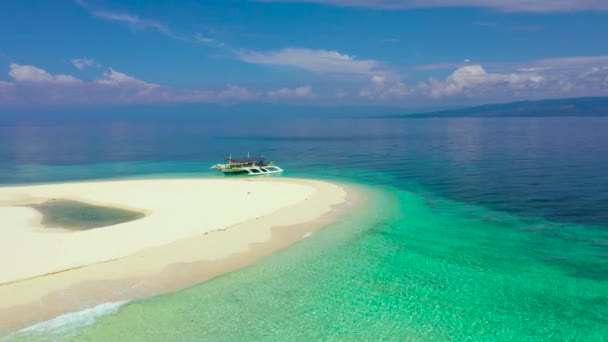 Nyári tengerparti táj. Trópusi kilátás a szigetre, pálmafák csodálatos kék tenger. Digyo-sziget, Fülöp-szigetek. — Stock videók