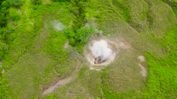 Taal vulkaan met dampende fumarole. Tagaytay, Filipijnen. — Stockvideo
