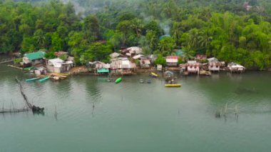Balıkçı köyü ve tahta bacaklı evler. Luzon, Filipinler.