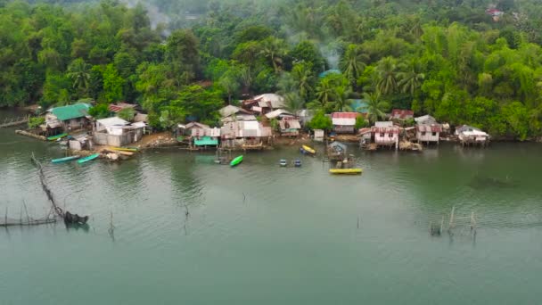 Pueblo pesquero y casas sobre pilotes. Luzón, Filipinas. — Vídeos de Stock