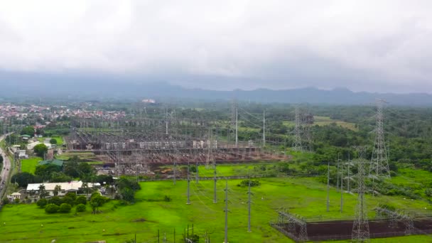 Gardu listrik, pembangkit listrik. Tampilan udara — Stok Video