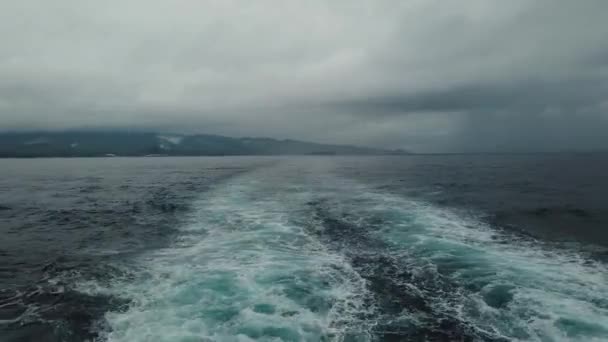 Piste d'eau moussant derrière un ferry. — Video