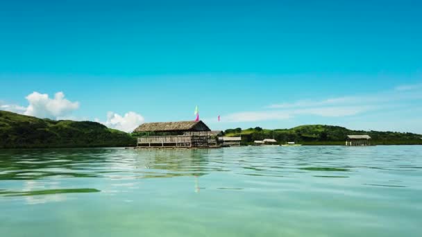 Манлави Сэндбар плавучие коттеджи на Карамойских островах. — стоковое видео