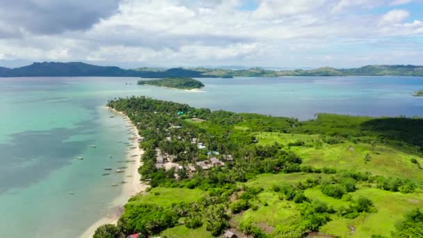 Tropikalna wyspa z laguną i piaszczystą plażą. Wyspy Karmazyńskie, Filipiny. — Wideo stockowe