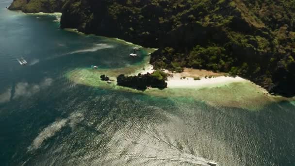 Laguna e spiaggia tropicale di acqua di mare, Filippine, El Nido. — Video Stock