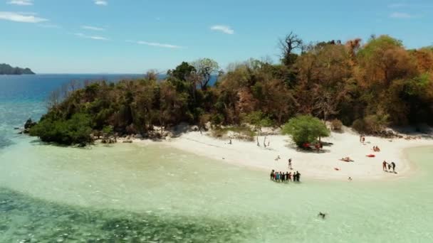 Liten torpical ö med vit sandstrand, ovanifrån. — Stockvideo