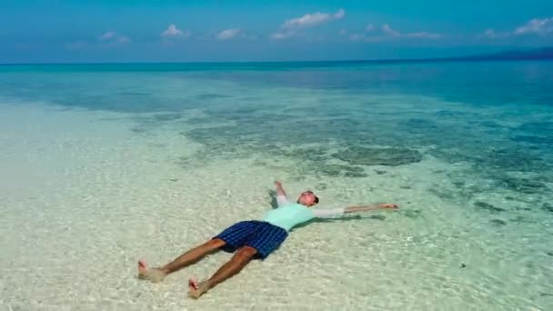 Een man op een tropisch strand. Mahaba Island, Filipijnen. — Stockvideo