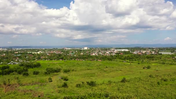 Tacloban City, Leyte Island, Filippinerna. Tropiskt landskap med panorama över staden, flygutsikt. — Stockvideo