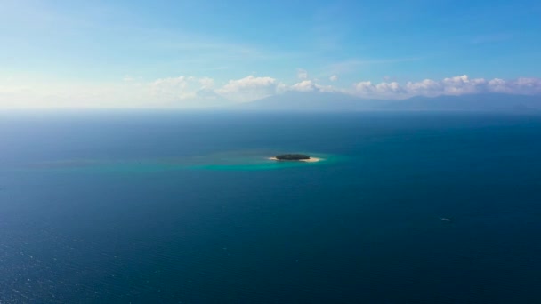 Остров с пляжем, вид сверху. Остров Розы. Морской пейзаж с небольшим островом . — стоковое видео