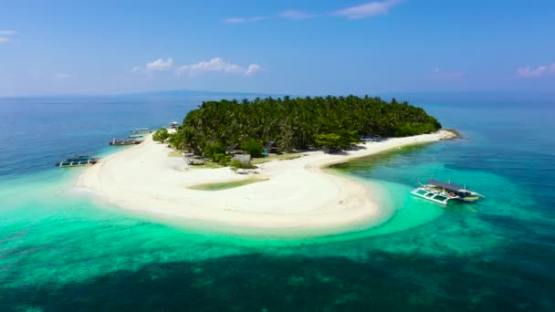 Tropisch eiland op een koraalrif, bovenaanzicht. Digyo Island, Filipijnen. — Stockvideo