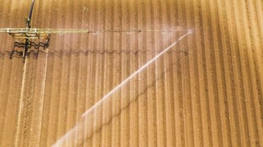 Tarım arazisindeki sulama sistemi.