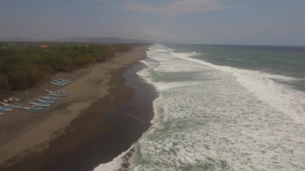 Поверхность воды с большими волнами, вид с воздуха. — стоковое видео
