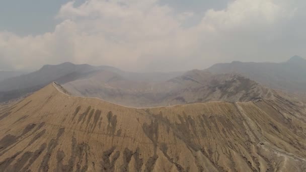 Гірський пейзаж з активним вулканом — стокове відео