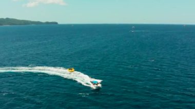 Plaj merkezindeki deniz eğlencesi. Boracay Adası Filipinleri..