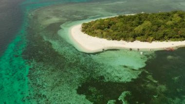 Kumlu bir tropik ada. Mantigue Adası, Filipinler