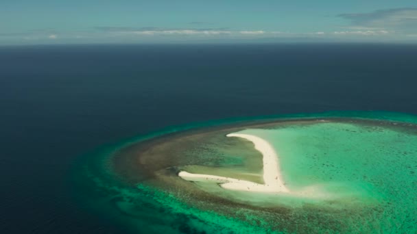 砂浜と熱帯の島。フィリピンのカミグイン — ストック動画