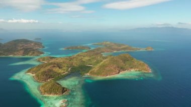 Kumlu plajlı tropik ada, Filipinler, Palawan