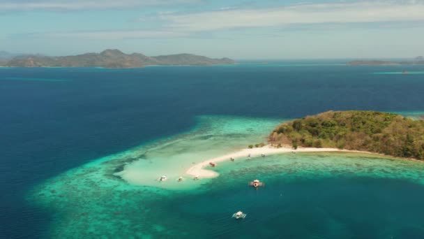 Ilha tropical com praia de areia, Filipinas, Palawan — Vídeo de Stock