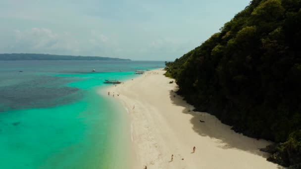 Tropisch strand en blauwe lagune. — Stockvideo