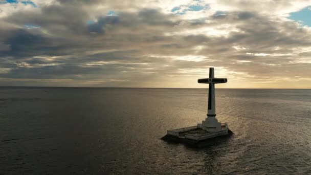 Potopený hřbitovní kříž na ostrově Camiguin, Filipíny. — Stock video