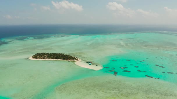 Tropisch eiland met strand en atol met koraal. Onok Island Balabac, Filipijnen. — Stockvideo