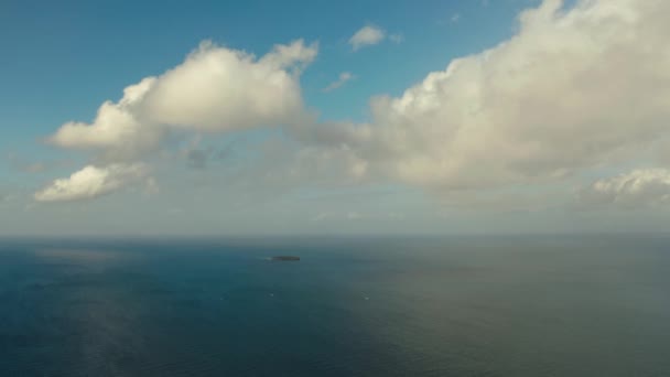 Blauw oppervlak van de zee, bovenaanzicht — Stockvideo