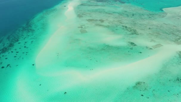 Homokos strand a lagúnában türkiz vízzel. Balabac, Palawan, Fülöp-szigetek. — Stock videók