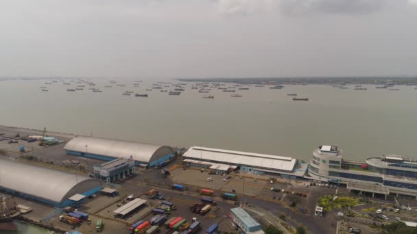 Porto de carga e passageiros em surabaya, java, indonésia — Vídeo de Stock
