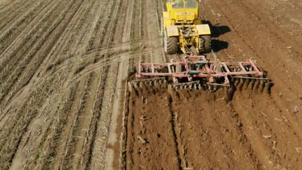 Traktor s kotoučovými brázdami na zemědělské půdě — Stock video