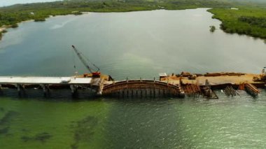 Siargao adasında inşaat halindeki köprü.