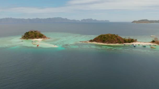 Klein torpisch eilandje met wit zandstrand, bovenaanzicht. — Stockvideo