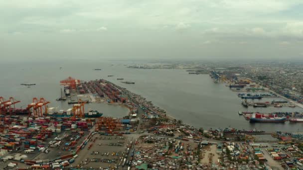 Przemysłowy port morski z kontenerami, Manila, Filipiny. — Wideo stockowe