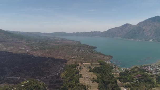Montanha paisagem lago e vulcão Batur — Vídeo de Stock