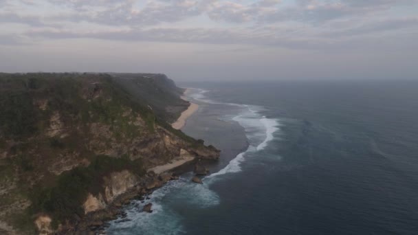 Felsen und Meer Bali. Luftaufnahme. — Stockvideo