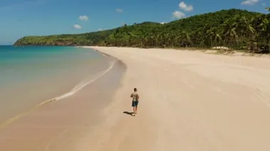 Yazın sahilde koşan bir adam.